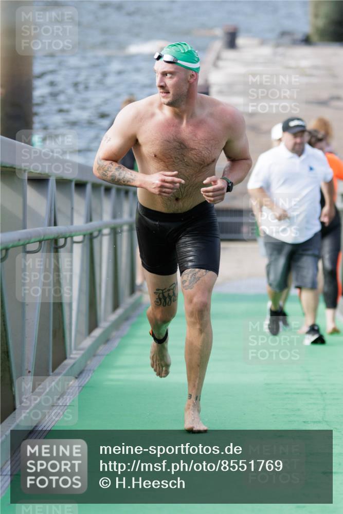 10.08.2025 - GEWOBA Citytriathlon Bremen H.Heesch http://msf.ph/oto/8551769 10.08.2025 10:25:39 Schwimmen 147 meine-sportfotos.de