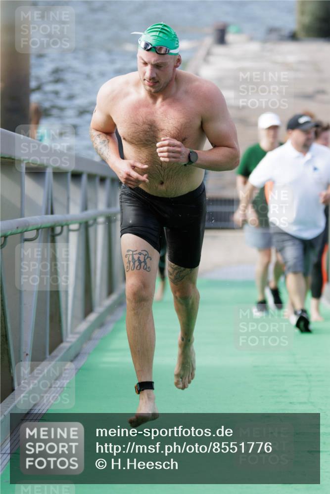 10.08.2025 - GEWOBA Citytriathlon Bremen H.Heesch http://msf.ph/oto/8551776 10.08.2025 10:25:40 Schwimmen 87, 147 meine-sportfotos.de
