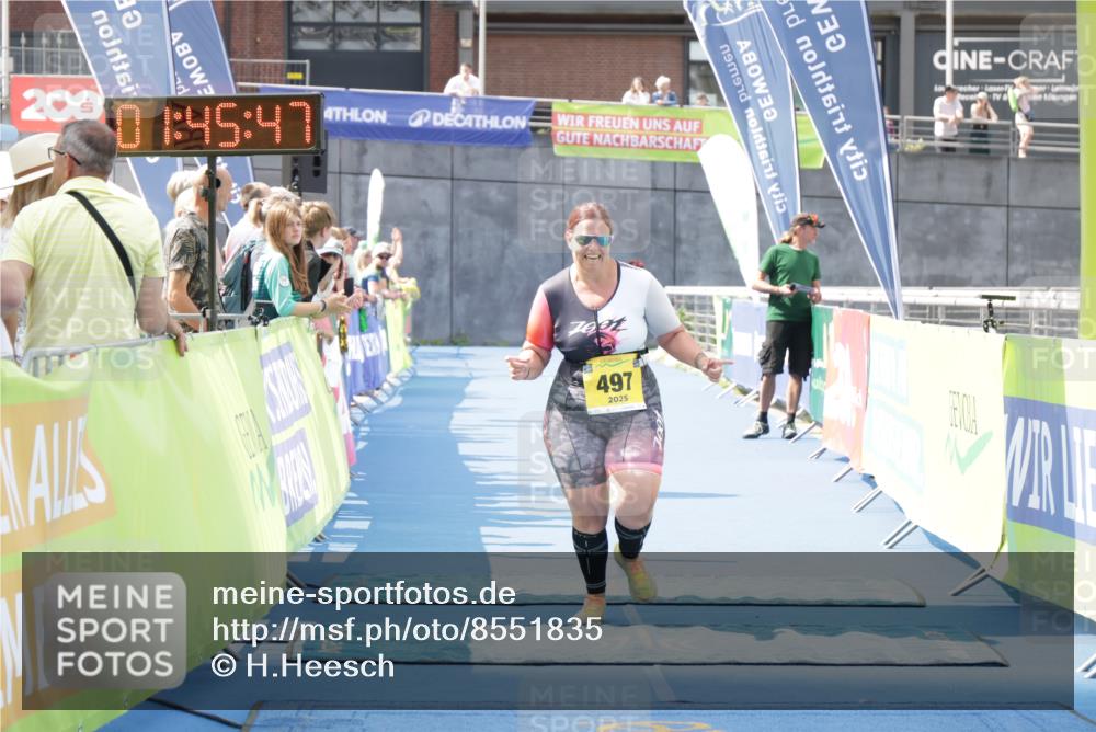 10.08.2025 - GEWOBA Citytriathlon Bremen H.Heesch http://msf.ph/oto/8551835 10.08.2025 11:49:28 Ziel 497 meine-sportfotos.de