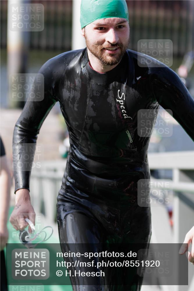 10.08.2025 - GEWOBA Citytriathlon Bremen H.Heesch http://msf.ph/oto/8551920 10.08.2025 10:26:22 Schwimmen 63, 123, 223 meine-sportfotos.de