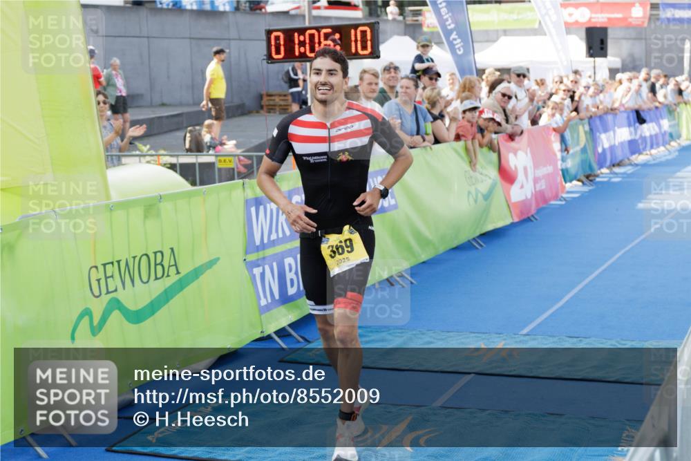 10.08.2025 - GEWOBA Citytriathlon Bremen H.Heesch http://msf.ph/oto/8552009 10.08.2025 11:09:52 Ziel 369 meine-sportfotos.de