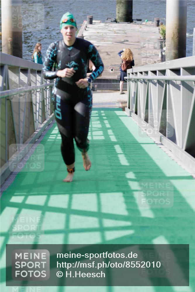 10.08.2025 - GEWOBA Citytriathlon Bremen H.Heesch http://msf.ph/oto/8552010 10.08.2025 10:26:49 Schwimmen 33, 75, 101, 227, 453 meine-sportfotos.de