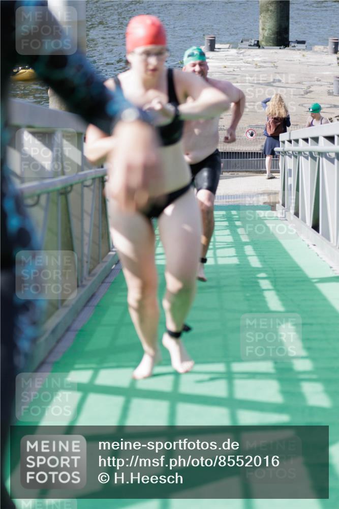 10.08.2025 - GEWOBA Citytriathlon Bremen H.Heesch http://msf.ph/oto/8552016 10.08.2025 10:26:52 Schwimmen 33, 75, 101, 193, 453 meine-sportfotos.de