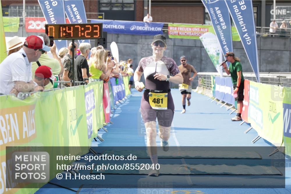 10.08.2025 - GEWOBA Citytriathlon Bremen H.Heesch http://msf.ph/oto/8552040 10.08.2025 11:51:05 Ziel 481 meine-sportfotos.de