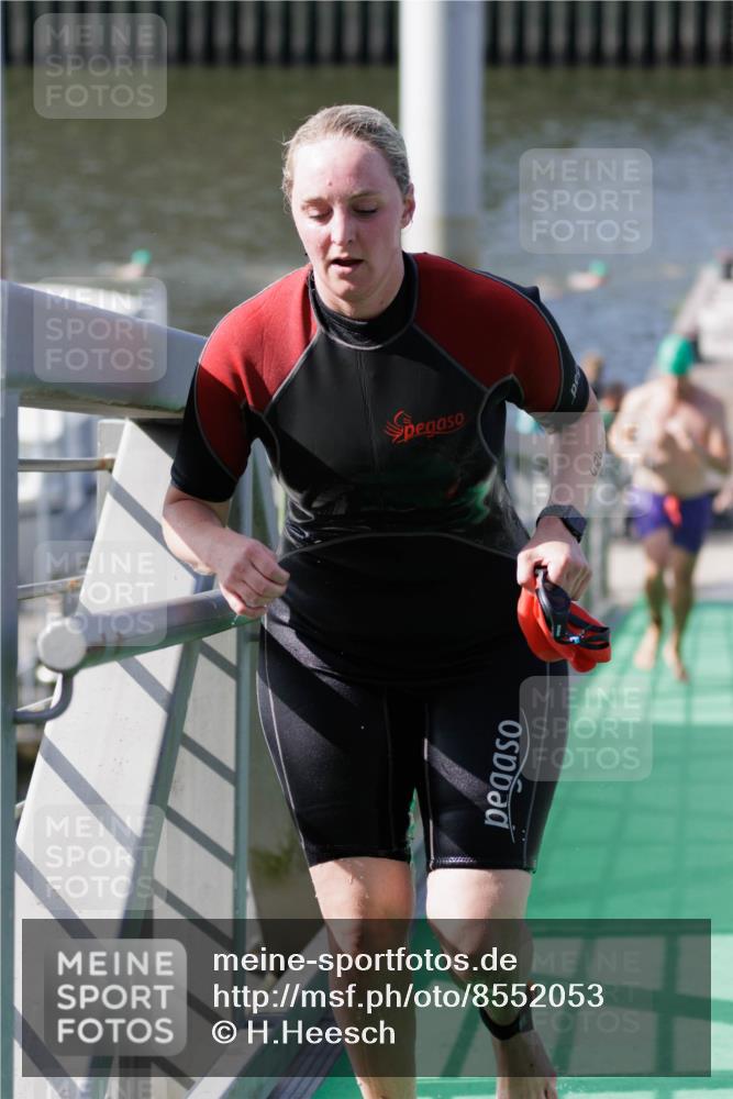 10.08.2025 - GEWOBA Citytriathlon Bremen H.Heesch http://msf.ph/oto/8552053 10.08.2025 10:27:13 Schwimmen 69, 93, 201, 465, 484 meine-sportfotos.de