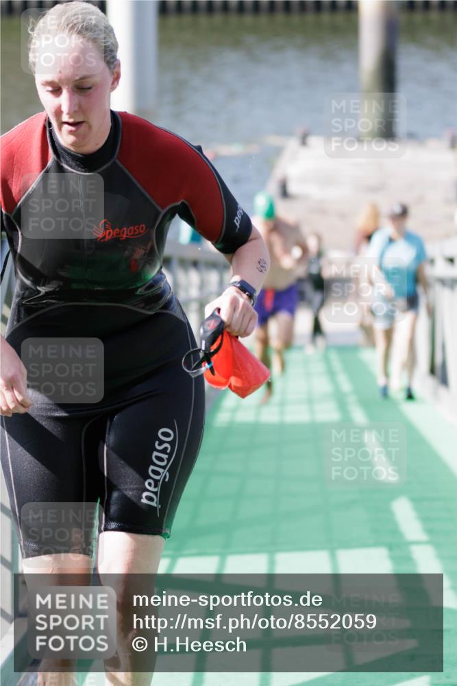 10.08.2025 - GEWOBA Citytriathlon Bremen H.Heesch http://msf.ph/oto/8552059 10.08.2025 10:27:13 Schwimmen 69, 93, 201, 465, 484 meine-sportfotos.de