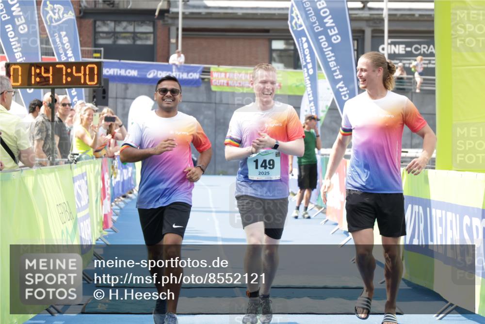 10.08.2025 - GEWOBA Citytriathlon Bremen H.Heesch http://msf.ph/oto/8552121 10.08.2025 11:51:22 Ziel 149 meine-sportfotos.de
