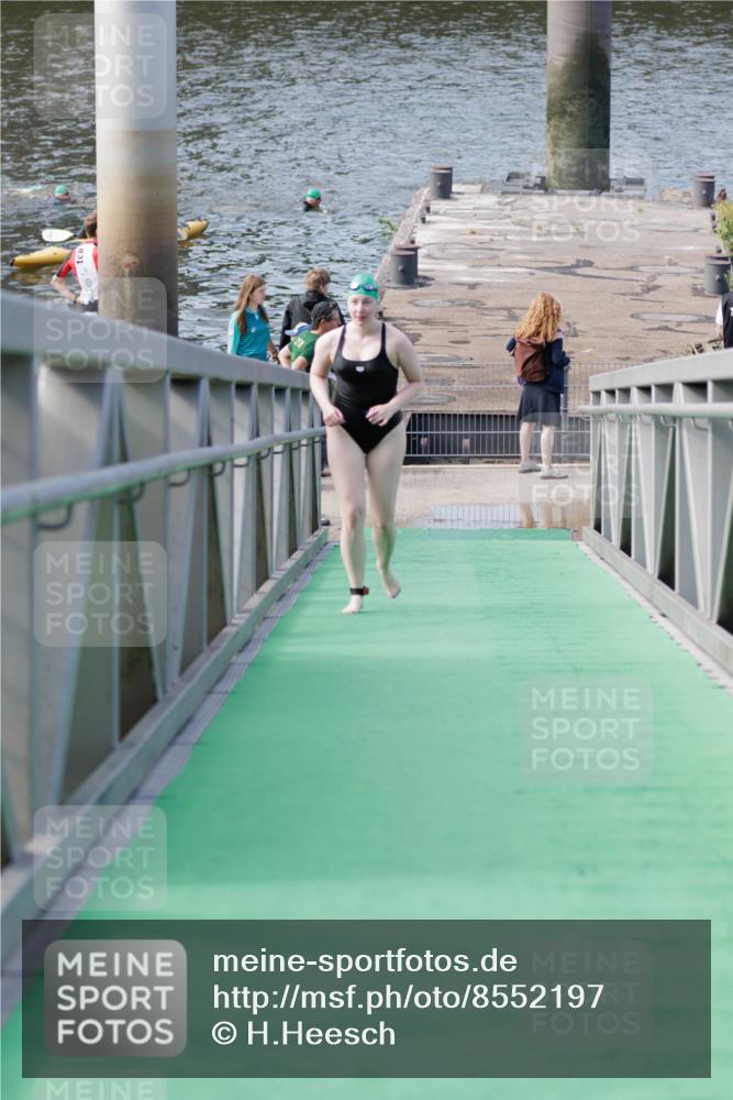 10.08.2025 - GEWOBA Citytriathlon Bremen H.Heesch http://msf.ph/oto/8552197 10.08.2025 10:27:37 Schwimmen 23, 31, 59, 135, 209 meine-sportfotos.de