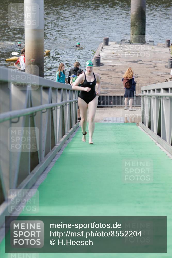 10.08.2025 - GEWOBA Citytriathlon Bremen H.Heesch http://msf.ph/oto/8552204 10.08.2025 10:27:38 Schwimmen 23, 31, 135, 209 meine-sportfotos.de