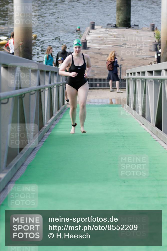10.08.2025 - GEWOBA Citytriathlon Bremen H.Heesch http://msf.ph/oto/8552209 10.08.2025 10:27:39 Schwimmen 23, 135, 209 meine-sportfotos.de
