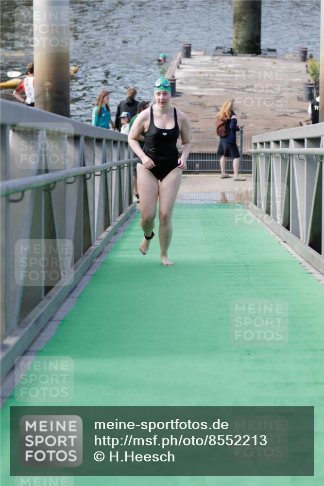 10.08.2025 - GEWOBA Citytriathlon Bremen H.Heesch http://msf.ph/oto/8552213 10.08.2025 10:27:39 Schwimmen 23, 135, 209 meine-sportfotos.de