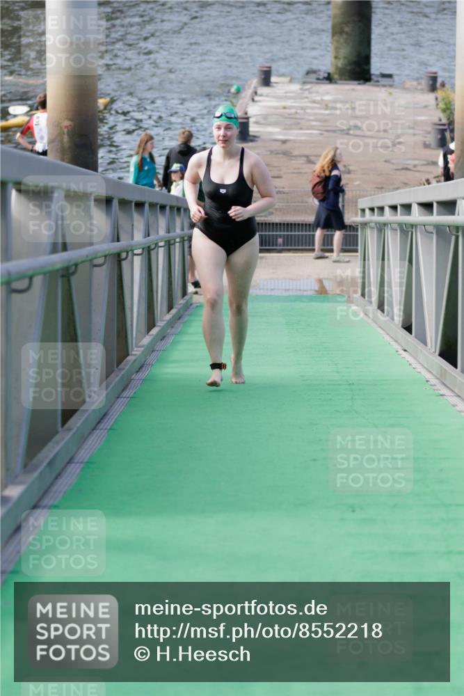 10.08.2025 - GEWOBA Citytriathlon Bremen H.Heesch http://msf.ph/oto/8552218 10.08.2025 10:27:39 Schwimmen 23, 135, 209 meine-sportfotos.de