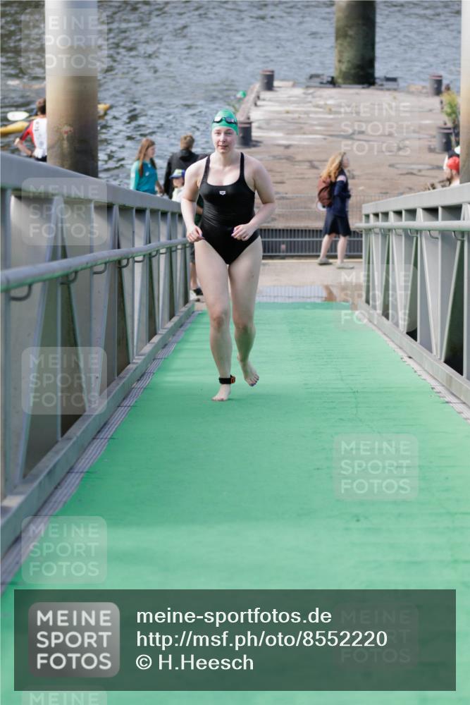 10.08.2025 - GEWOBA Citytriathlon Bremen H.Heesch http://msf.ph/oto/8552220 10.08.2025 10:27:40 Schwimmen 23, 135, 209 meine-sportfotos.de