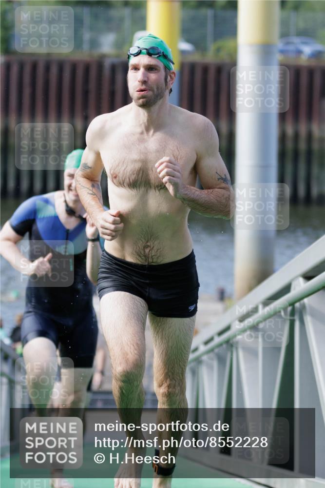 10.08.2025 - GEWOBA Citytriathlon Bremen H.Heesch http://msf.ph/oto/8552228 10.08.2025 10:27:49 Schwimmen 19, 95, 121, 415 meine-sportfotos.de