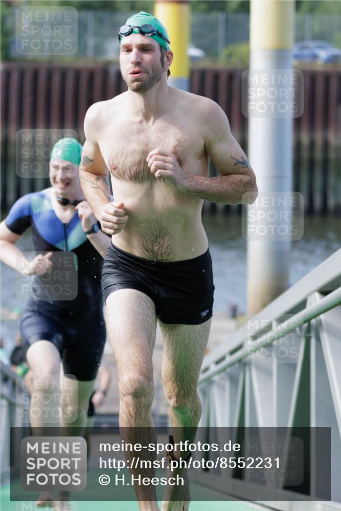 10.08.2025 - GEWOBA Citytriathlon Bremen H.Heesch http://msf.ph/oto/8552231 10.08.2025 10:27:49 Schwimmen 19, 95, 121, 415 meine-sportfotos.de