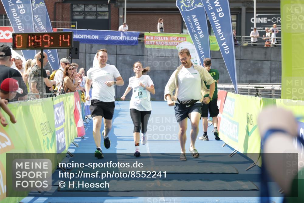 10.08.2025 - GEWOBA Citytriathlon Bremen H.Heesch http://msf.ph/oto/8552241 10.08.2025 11:52:56 Ziel 13 meine-sportfotos.de