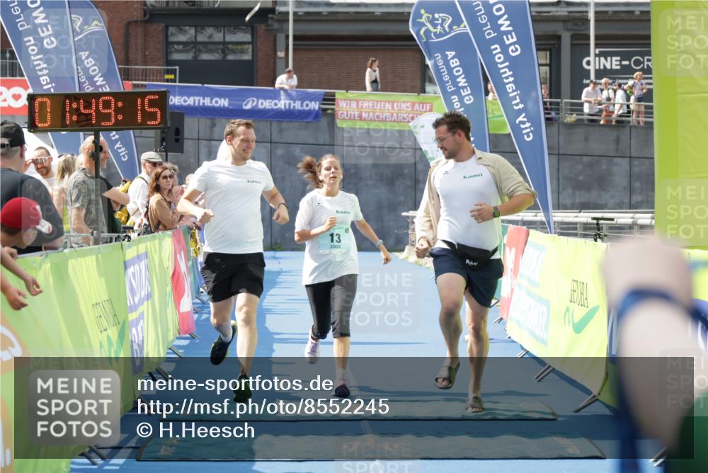 10.08.2025 - GEWOBA Citytriathlon Bremen H.Heesch http://msf.ph/oto/8552245 10.08.2025 11:52:56 Ziel 13 meine-sportfotos.de