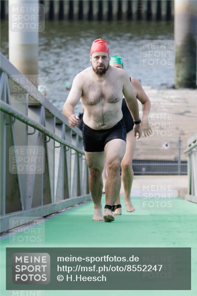 10.08.2025 - GEWOBA Citytriathlon Bremen H.Heesch http://msf.ph/oto/8552247 10.08.2025 10:27:54 Schwimmen 19, 95, 121, 415 meine-sportfotos.de