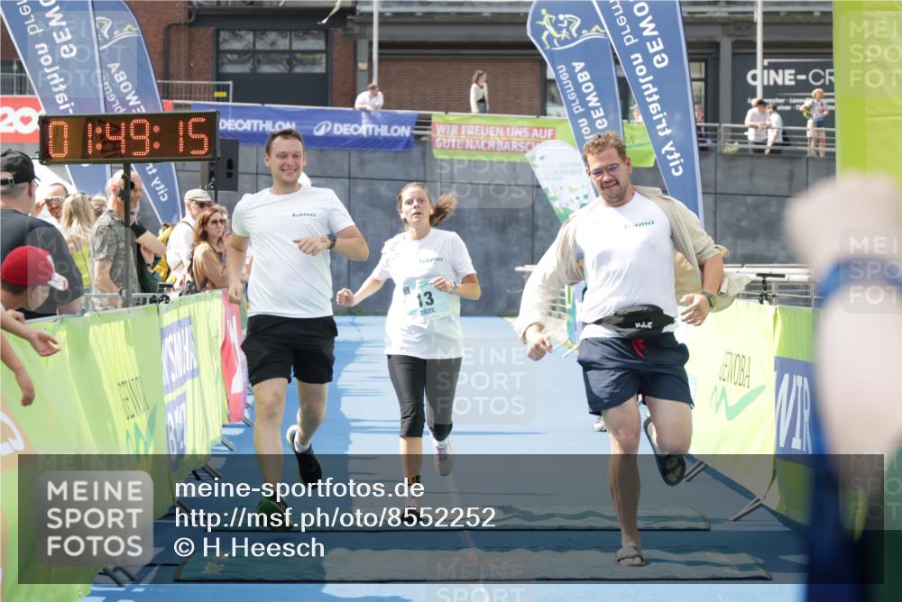 10.08.2025 - GEWOBA Citytriathlon Bremen H.Heesch http://msf.ph/oto/8552252 10.08.2025 11:52:57 Ziel 13 meine-sportfotos.de