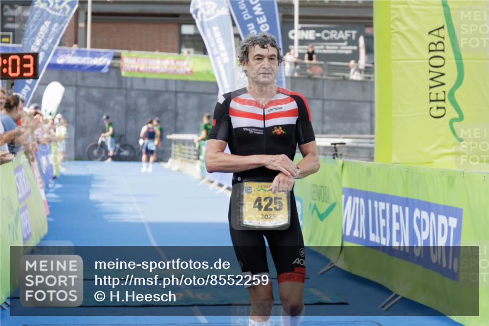 10.08.2025 - GEWOBA Citytriathlon Bremen H.Heesch http://msf.ph/oto/8552259 10.08.2025 11:15:44 Ziel 425 meine-sportfotos.de