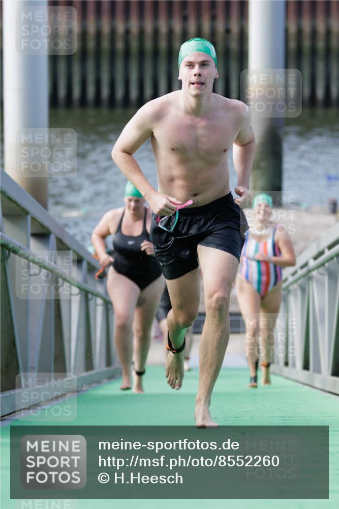10.08.2025 - GEWOBA Citytriathlon Bremen H.Heesch http://msf.ph/oto/8552260 10.08.2025 10:28:04 Schwimmen 35, 47, 165, 211, 221 meine-sportfotos.de