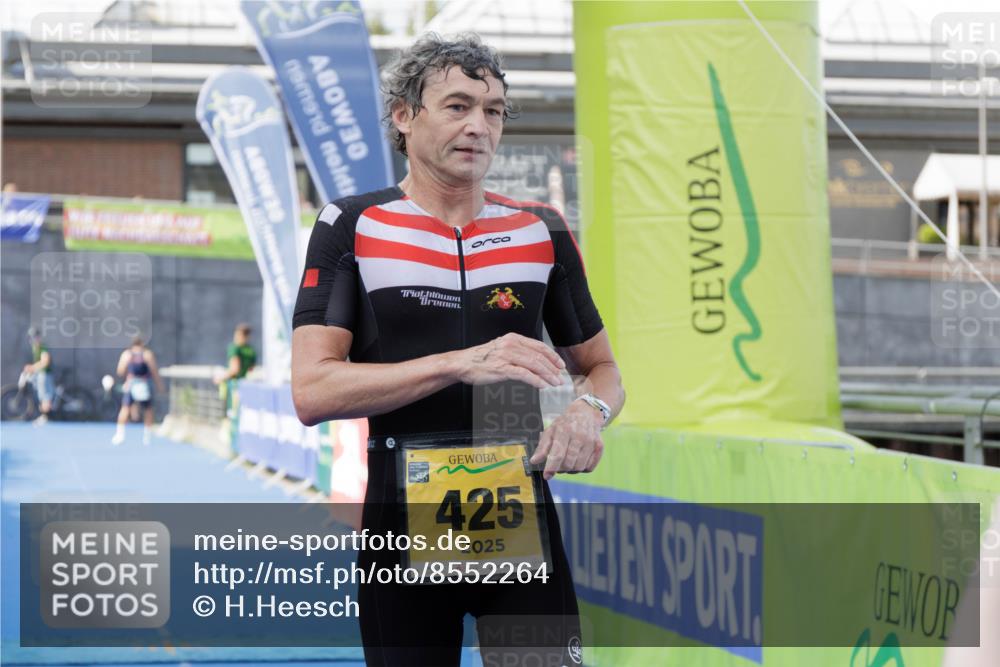 10.08.2025 - GEWOBA Citytriathlon Bremen H.Heesch http://msf.ph/oto/8552264 10.08.2025 11:15:45 Ziel 425 meine-sportfotos.de