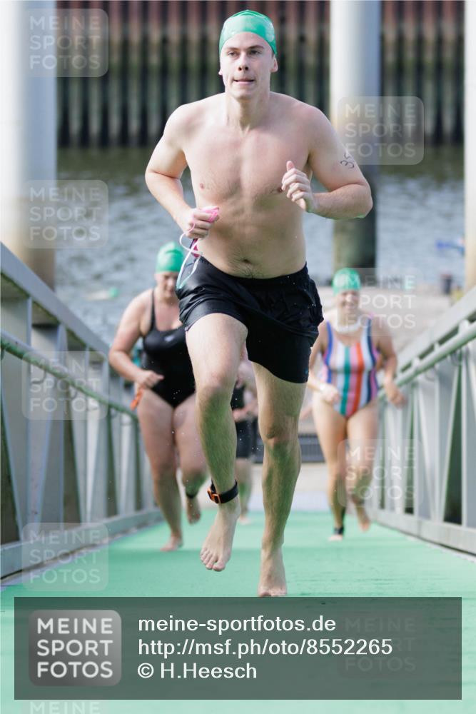 10.08.2025 - GEWOBA Citytriathlon Bremen H.Heesch http://msf.ph/oto/8552265 10.08.2025 10:28:05 Schwimmen 35, 47, 165, 211, 221 meine-sportfotos.de