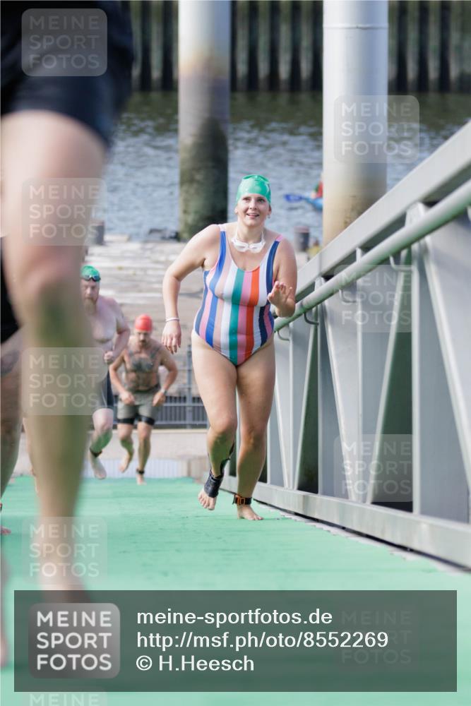 10.08.2025 - GEWOBA Citytriathlon Bremen H.Heesch http://msf.ph/oto/8552269 10.08.2025 10:28:06 Schwimmen 35, 47, 165, 211, 221 meine-sportfotos.de