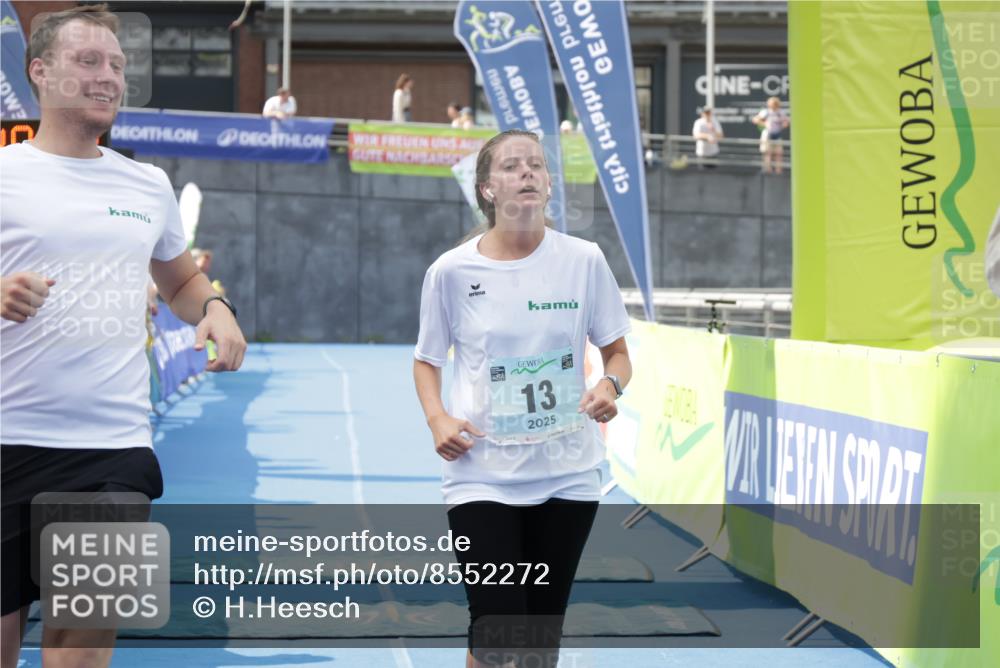 10.08.2025 - GEWOBA Citytriathlon Bremen H.Heesch http://msf.ph/oto/8552272 10.08.2025 11:52:59 Ziel 13 meine-sportfotos.de