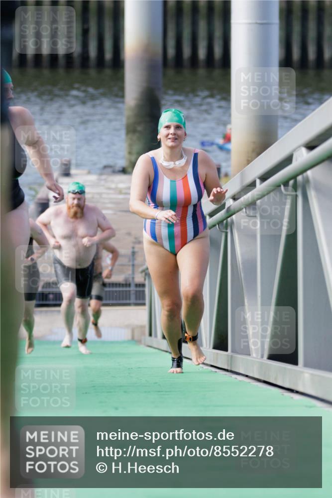 10.08.2025 - GEWOBA Citytriathlon Bremen H.Heesch http://msf.ph/oto/8552278 10.08.2025 10:28:06 Schwimmen 35, 47, 165, 211, 221 meine-sportfotos.de
