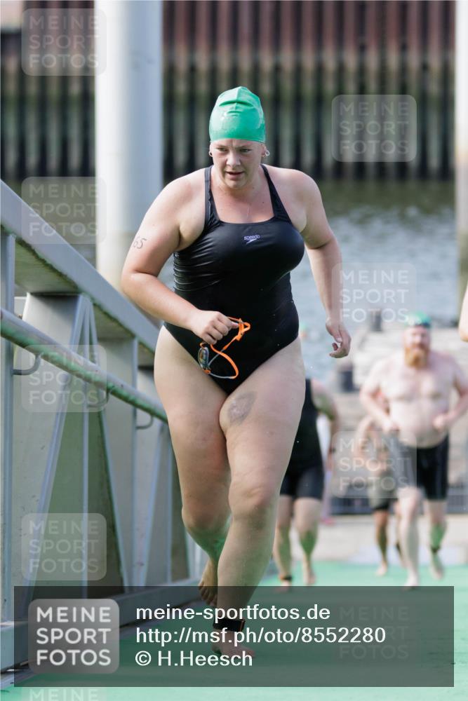 10.08.2025 - GEWOBA Citytriathlon Bremen H.Heesch http://msf.ph/oto/8552280 10.08.2025 10:28:07 Schwimmen 35, 47, 165, 211, 221 meine-sportfotos.de