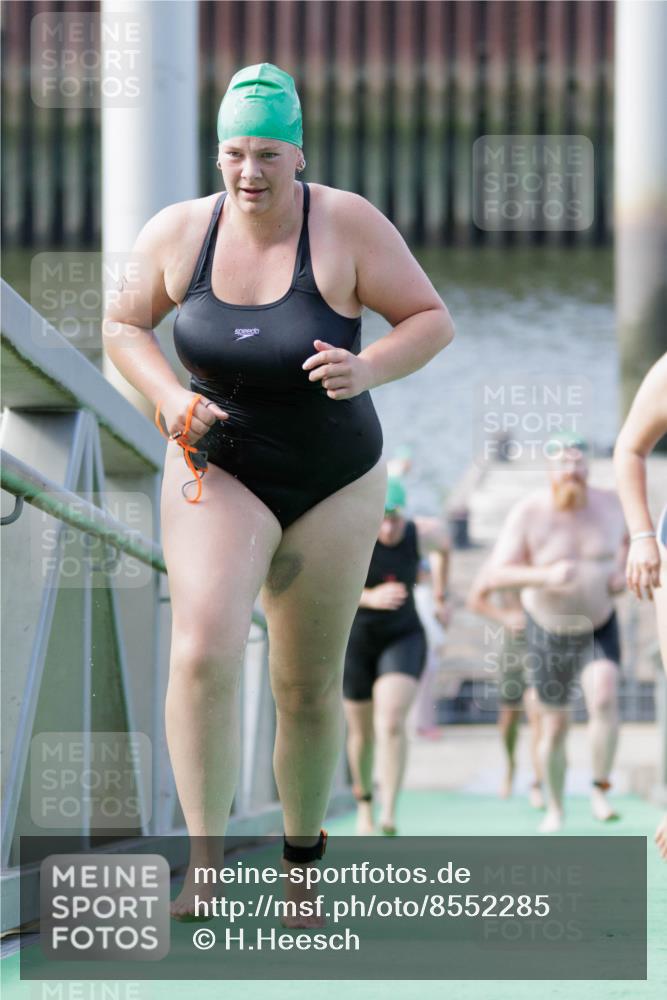 10.08.2025 - GEWOBA Citytriathlon Bremen H.Heesch http://msf.ph/oto/8552285 10.08.2025 10:28:07 Schwimmen 35, 47, 165, 211, 221 meine-sportfotos.de