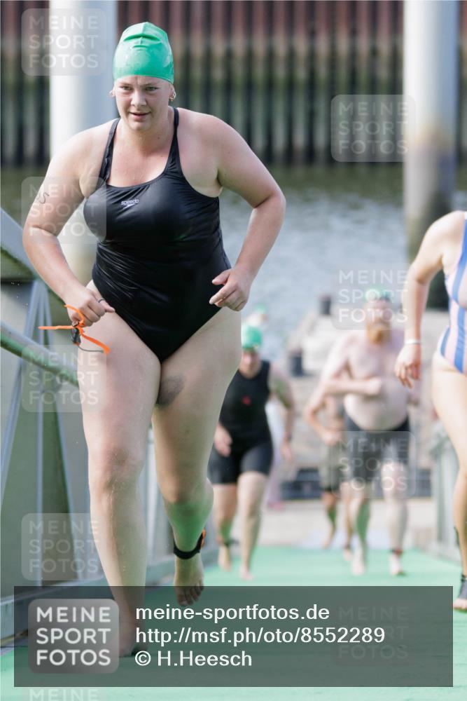 10.08.2025 - GEWOBA Citytriathlon Bremen H.Heesch http://msf.ph/oto/8552289 10.08.2025 10:28:07 Schwimmen 35, 47, 165, 211, 221 meine-sportfotos.de