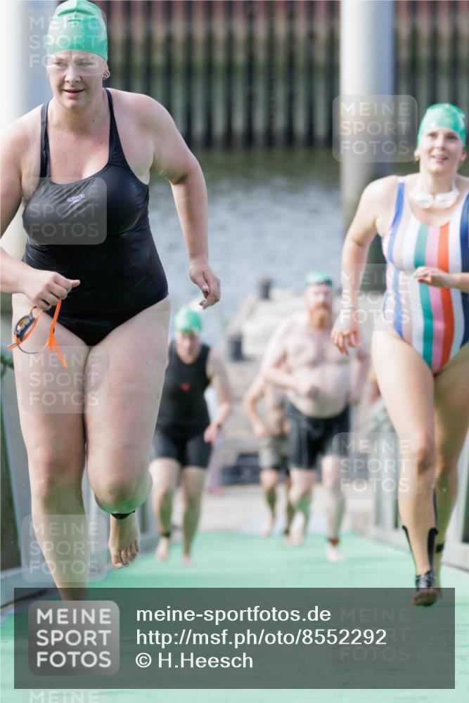 10.08.2025 - GEWOBA Citytriathlon Bremen H.Heesch http://msf.ph/oto/8552292 10.08.2025 10:28:07 Schwimmen 35, 47, 165, 211, 221 meine-sportfotos.de