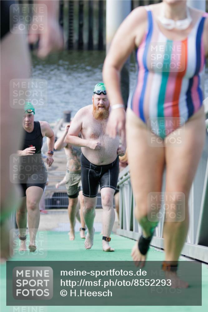 10.08.2025 - GEWOBA Citytriathlon Bremen H.Heesch http://msf.ph/oto/8552293 10.08.2025 10:28:09 Schwimmen 35, 47, 65, 165, 211, 221, 361 meine-sportfotos.de