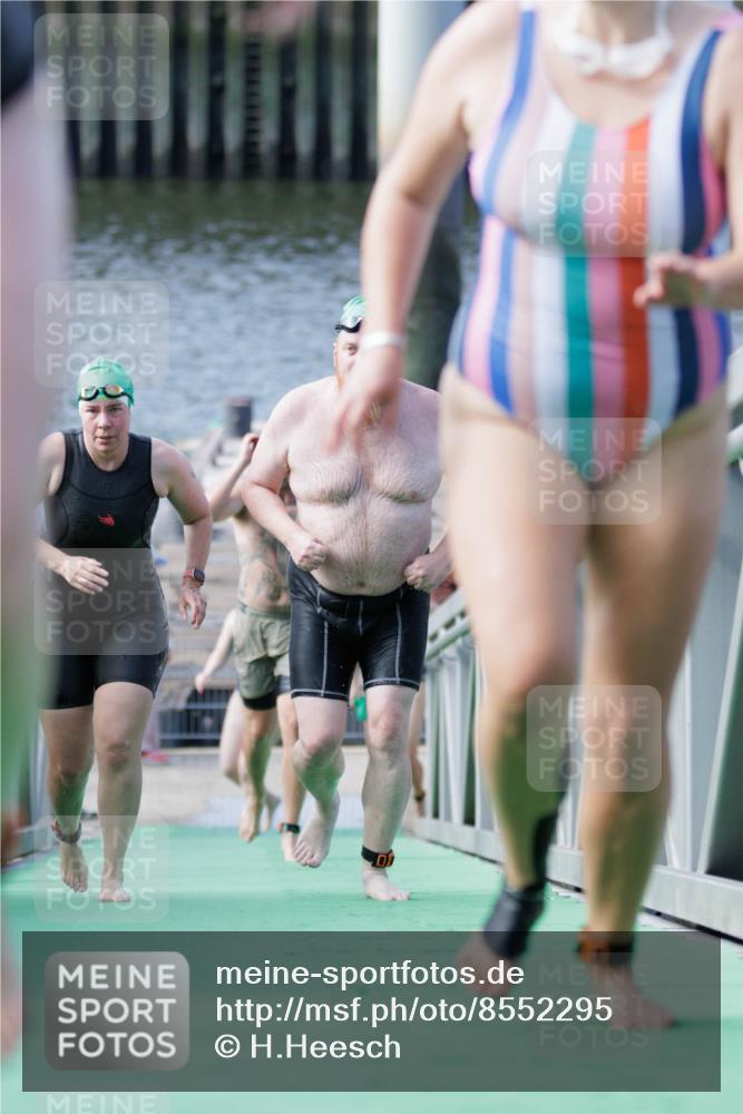 10.08.2025 - GEWOBA Citytriathlon Bremen H.Heesch http://msf.ph/oto/8552295 10.08.2025 10:28:09 Schwimmen 35, 47, 65, 165, 211, 221, 361 meine-sportfotos.de