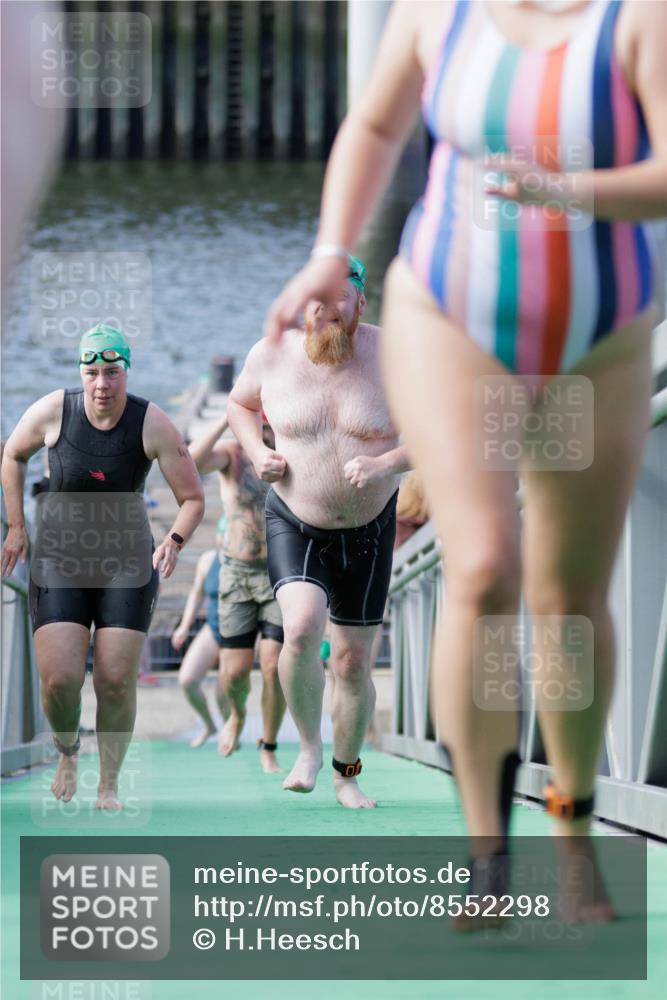 10.08.2025 - GEWOBA Citytriathlon Bremen H.Heesch http://msf.ph/oto/8552298 10.08.2025 10:28:09 Schwimmen 35, 47, 65, 165, 211, 221, 361 meine-sportfotos.de