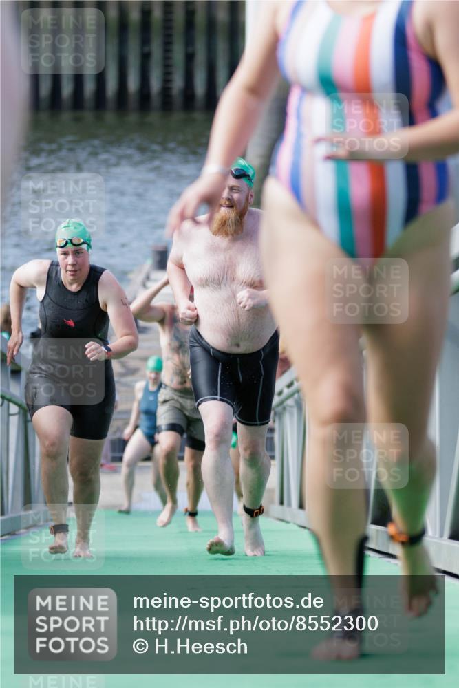 10.08.2025 - GEWOBA Citytriathlon Bremen H.Heesch http://msf.ph/oto/8552300 10.08.2025 10:28:09 Schwimmen 35, 47, 65, 165, 211, 221, 361 meine-sportfotos.de