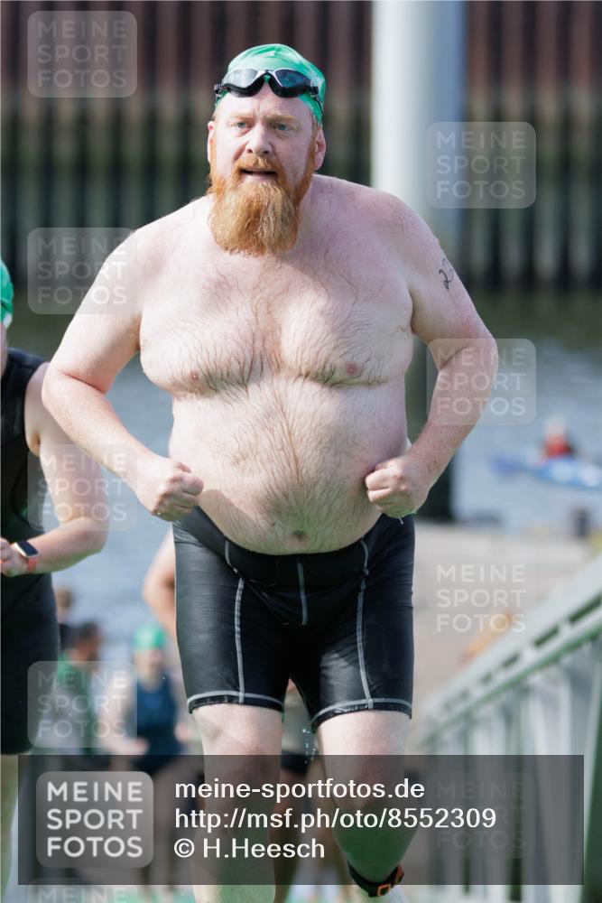 10.08.2025 - GEWOBA Citytriathlon Bremen H.Heesch http://msf.ph/oto/8552309 10.08.2025 10:28:11 Schwimmen 35, 47, 65, 165, 211, 221, 233, 361 meine-sportfotos.de