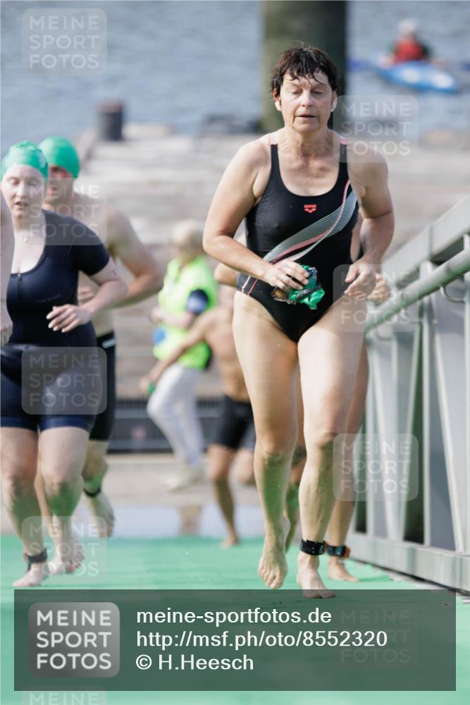 10.08.2025 - GEWOBA Citytriathlon Bremen H.Heesch http://msf.ph/oto/8552320 10.08.2025 10:28:17 Schwimmen 47, 65, 119, 215, 221, 233, 237, 361 meine-sportfotos.de