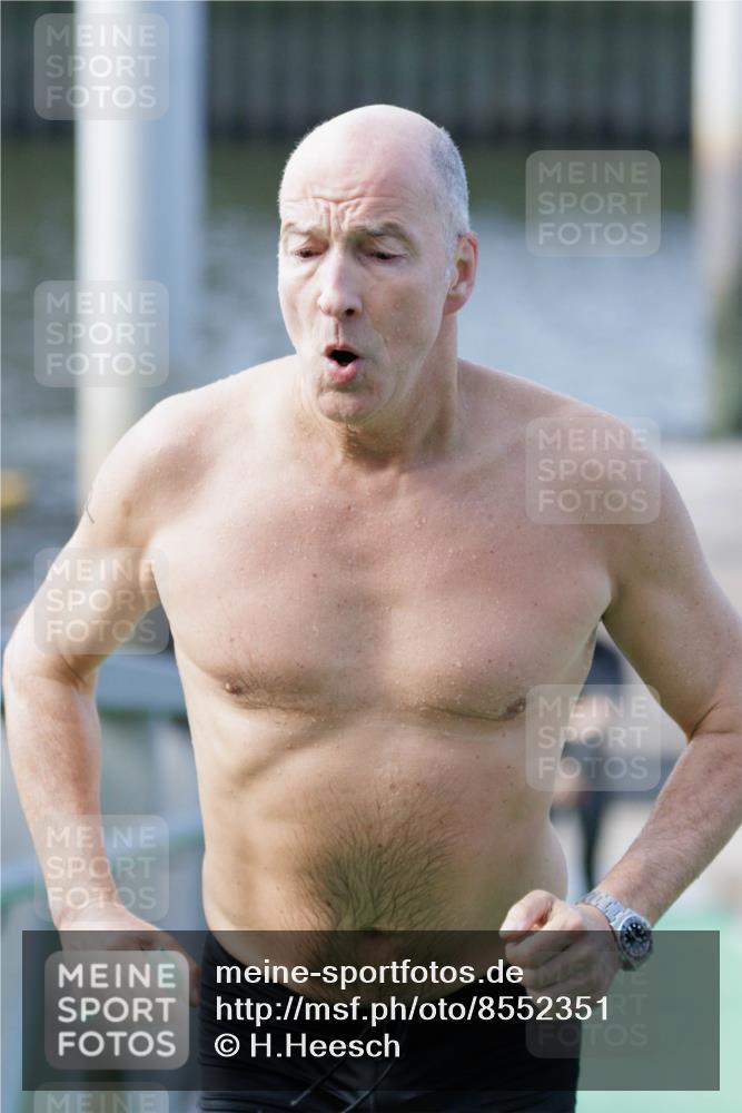 10.08.2025 - GEWOBA Citytriathlon Bremen H.Heesch http://msf.ph/oto/8552351 10.08.2025 10:28:27 Schwimmen 57, 119, 197, 215, 237, 410 meine-sportfotos.de