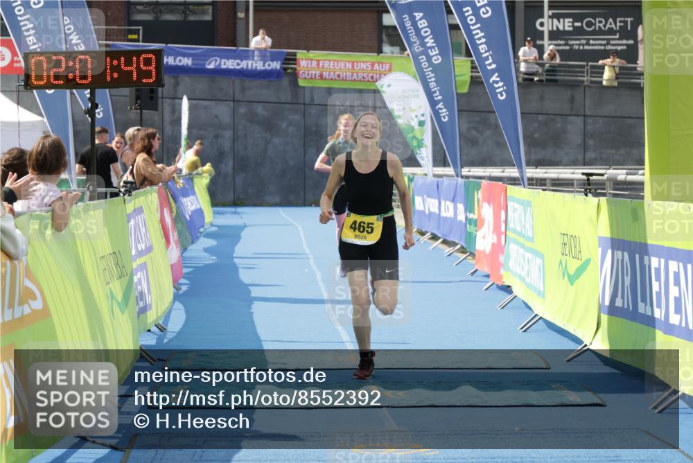 10.08.2025 - GEWOBA Citytriathlon Bremen H.Heesch http://msf.ph/oto/8552392 10.08.2025 12:05:31 Ziel 465 meine-sportfotos.de