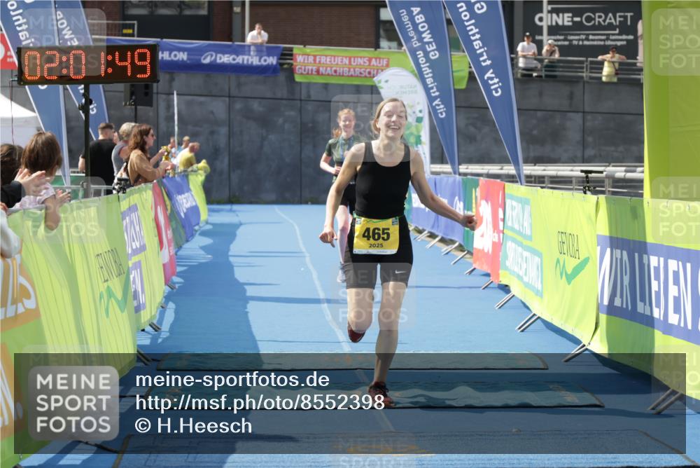 10.08.2025 - GEWOBA Citytriathlon Bremen H.Heesch http://msf.ph/oto/8552398 10.08.2025 12:05:31 Ziel 465 meine-sportfotos.de