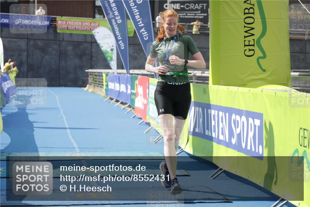 10.08.2025 - GEWOBA Citytriathlon Bremen H.Heesch http://msf.ph/oto/8552431 10.08.2025 12:05:35 Ziel  meine-sportfotos.de
