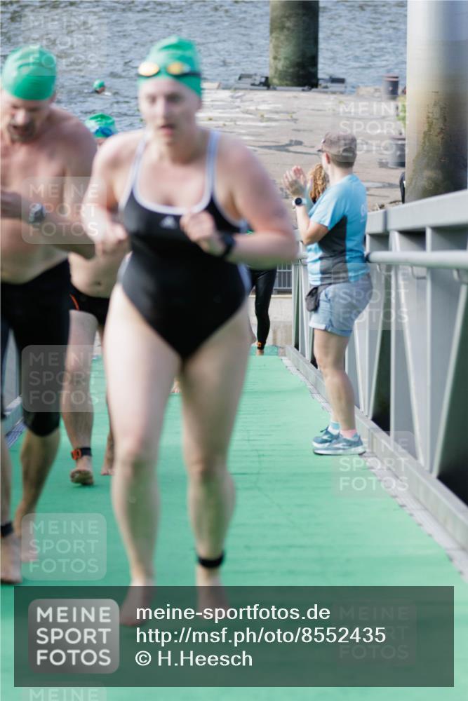 10.08.2025 - GEWOBA Citytriathlon Bremen H.Heesch http://msf.ph/oto/8552435 10.08.2025 10:29:02 Schwimmen 11, 37, 39, 77, 79, 167, 177, 195 meine-sportfotos.de