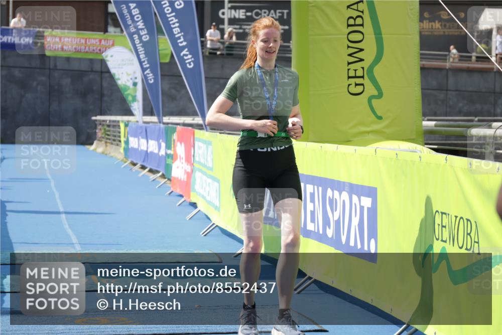 10.08.2025 - GEWOBA Citytriathlon Bremen H.Heesch http://msf.ph/oto/8552437 10.08.2025 12:05:35 Ziel  meine-sportfotos.de
