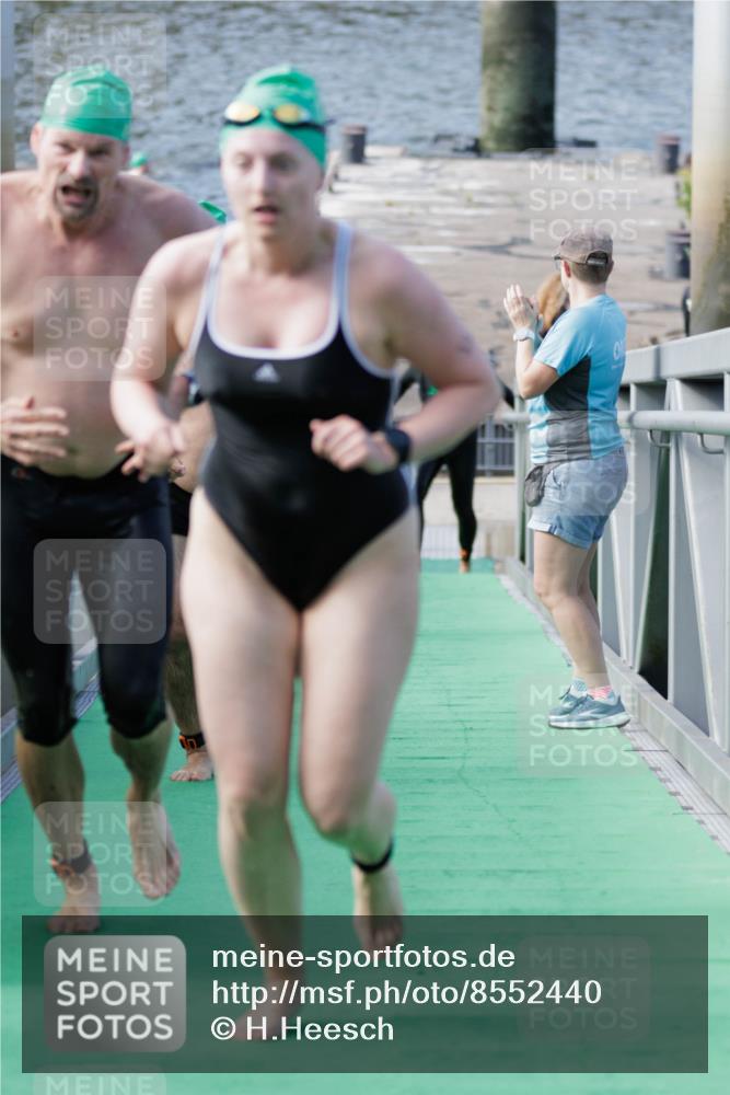 10.08.2025 - GEWOBA Citytriathlon Bremen H.Heesch http://msf.ph/oto/8552440 10.08.2025 10:29:02 Schwimmen 11, 37, 39, 77, 79, 167, 177, 195 meine-sportfotos.de