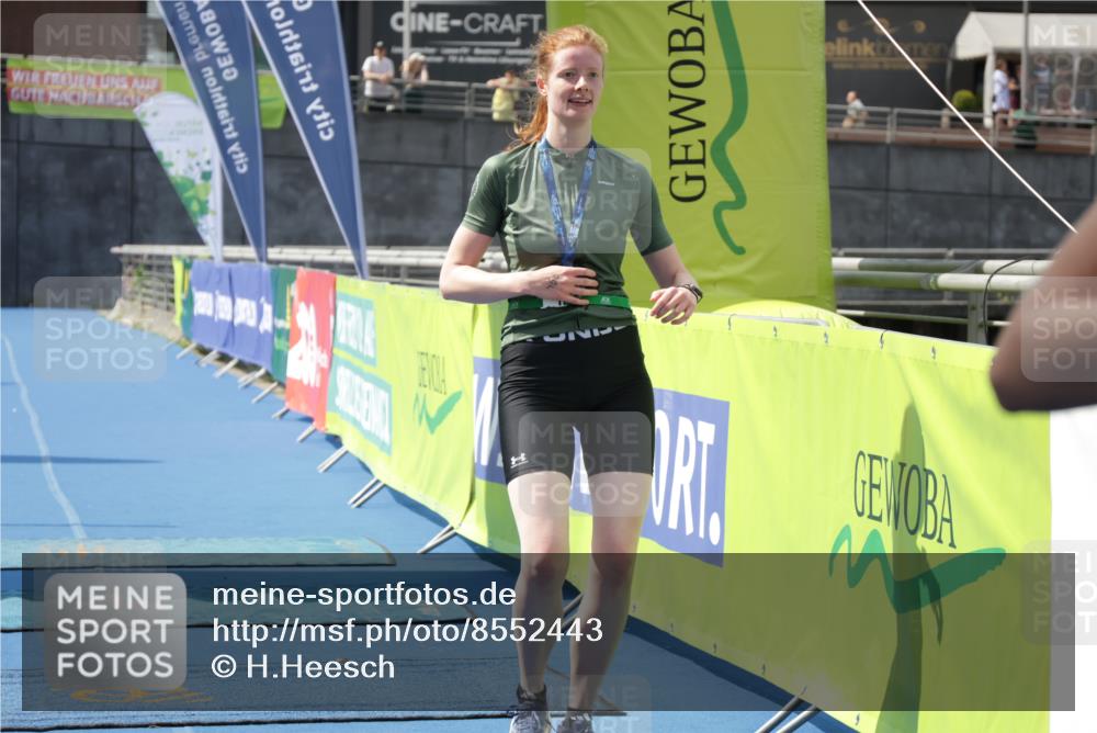 10.08.2025 - GEWOBA Citytriathlon Bremen H.Heesch http://msf.ph/oto/8552443 10.08.2025 12:05:36 Ziel  meine-sportfotos.de