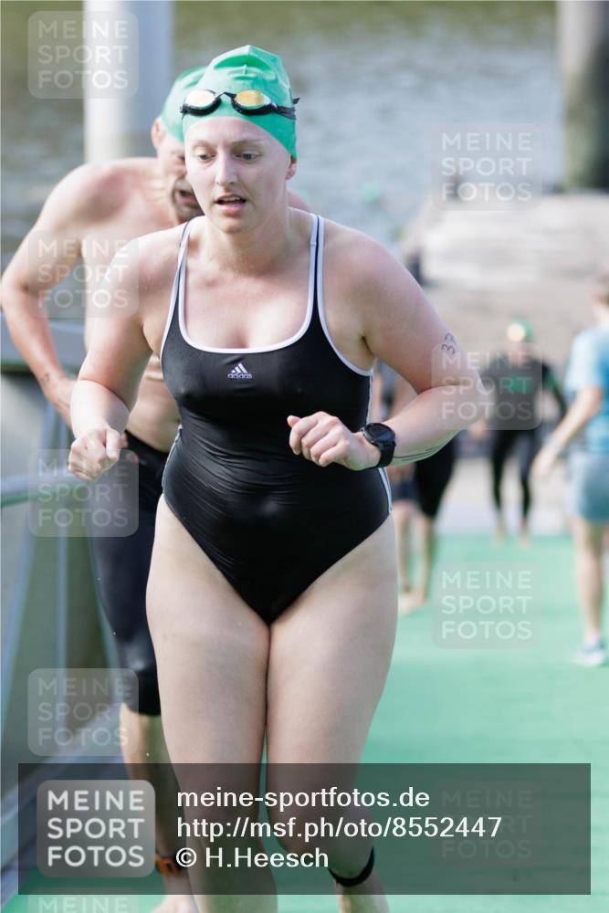 10.08.2025 - GEWOBA Citytriathlon Bremen H.Heesch http://msf.ph/oto/8552447 10.08.2025 10:29:03 Schwimmen 11, 37, 39, 77, 79, 167, 177, 195 meine-sportfotos.de