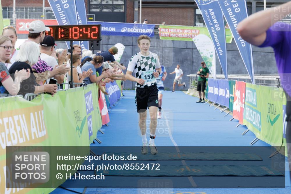 10.08.2025 - GEWOBA Citytriathlon Bremen H.Heesch http://msf.ph/oto/8552472 10.08.2025 11:22:23 Ziel 121, 153, 376 meine-sportfotos.de